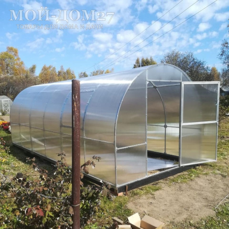 Теплица Трубная 2,5х6 метров с поликарбонатом | Мой-Дом27 | Каркас изготовлен из оцинкованной замкнутой трубы 20*20 мм.<br>
 <b>Ширина - 2,5 метра.</b> Высота - 2,15 метра. Длина - 6 метров.<br>
 Выдерживаемая снеговая нагрузка - 100 кг/м2. Выдерживаемая ветровая нагрузка - до 22 м/с. <br>
 Расстояние между дугами 1 метр. <b>Толщина металла дуг 1,2 мм.</b> Ширина двери 0,96 метра.<br>